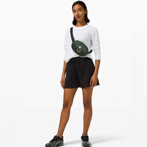 Lululemon Take It On Belt Bag *IL
Smoked Spruce / Neo Mint